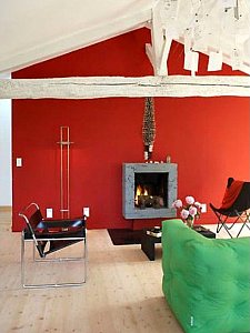 Ferienwohnung in Lusignac - Roter Salon mit offenem Kamin