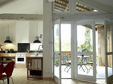 Ferienwohnung in Lusignac - Küche, Esstisch und Loggia