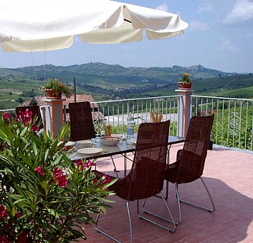 Ferienwohnung in Montecalvo Versiggia - Terrasse