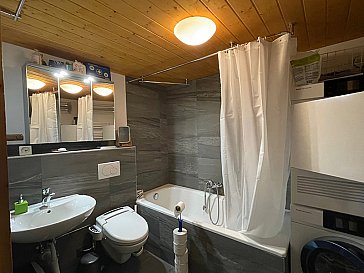 Ferienwohnung in Kandersteg - Bad 1 mit Badewanne und Waschturm