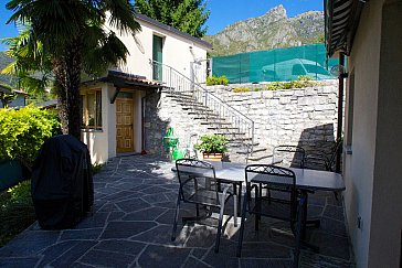 Ferienhaus in Drano-Valsolda - Terrasse, Eingang, Grotto, oben die Garage