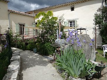 Ferienhaus in Beaulieu - Eingang mit Blumen