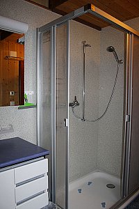 Ferienwohnung in Flumserberg-Bergheim - Badezimmer mit Dusche