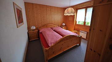 Ferienwohnung in Blitzingen - Schlafzimmer 2 mit roter Bettwäsche