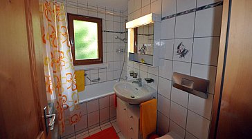 Ferienwohnung in Blitzingen - Badezimmer mit WC und Badewanne/Dusche