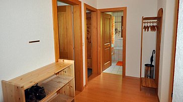 Ferienwohnung in Blitzingen - Entree/Gang mit Schuhgestell und Garderobe