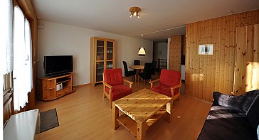 Ferienwohnung in Blitzingen - Wohnzimmer mit Sat-Fernseher, Schrank und Esstisch