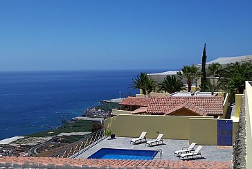 Ferienhaus in Puerto Naos - Pool mit Sicht auf Puerto Naos