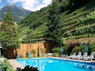 Ferienwohnung in Meran - Pool mit Sonnenliegen