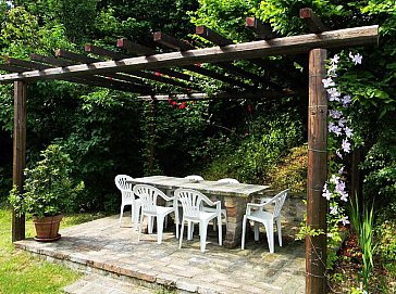 Ferienwohnung in Calamandrana - Die Pergola im Garten