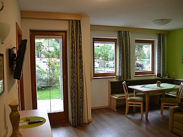 Ferienwohnung in Ladis - Wohnraum Burgsee mit Terrasse zum See