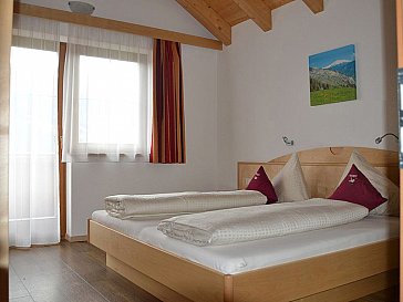 Ferienwohnung in Ladis - Schlafzimmer Laudeggblick mit Balkon und Bergblick