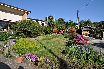 Ferienhaus in Luino - Azaleenblüte mitte April- mitte Mai