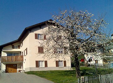 Ferienwohnung in Disentis-Mustér - Unser Haus, die Ferienwohnung befindet sich im EG.