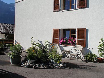 Ferienwohnung in Adelboden - Sonniger Sitzplatz vor dem Haus