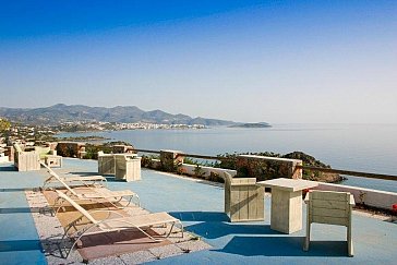 Ferienwohnung in Amoudara - Grosse Terrasse mit Liegestühlen und Sonnenschirm