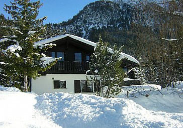 Ferienwohnung in Lenzerheide - Hausansicht von Zufahrtsstrasse