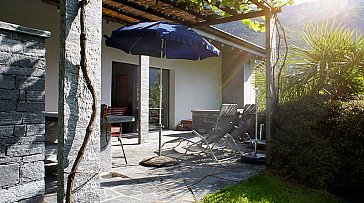 Ferienhaus in Aurigeno - Terrasse mit Pergola und Aussencheminée