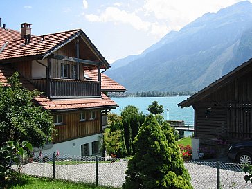 Ferienwohnung in Brienz - Links: 2 1/2 Zimmer-Dachwohnung mit Balkon