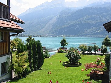 Ferienwohnung in Brienz - Links: Mehrfamilienhaus; im Hintergrund: See