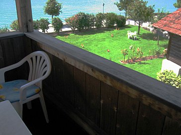 Ferienwohnung in Brienz - Sicht vom Balkon auf den Rasen und auf den See