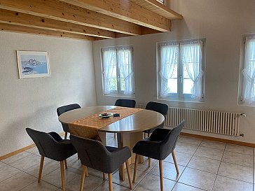 Ferienwohnung in Brienz - Tisch im Wohnzimmer