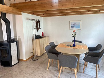 Ferienwohnung in Brienz - Kamin und Tisch