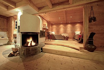 Ferienhaus in Grindelwald - Feuerstelle mit Blick zur Schlitten-Lounge