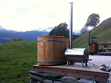 Ferienhaus in Grindelwald - Badebottich mit Holzheizung