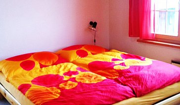 Ferienwohnung in Surcuolm - Schlafzimmer mit Doppelbett