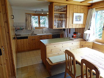 Ferienhaus in Madulain - Esstisch und Küche