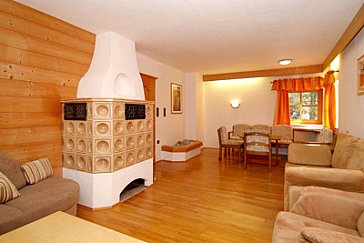 Ferienhaus in Lermoos - Wohnzimmer mit Kachelofen