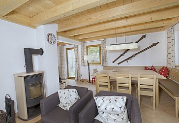 Ferienhaus in Hochkrimml - Ofen und gemütlicher Esstisch