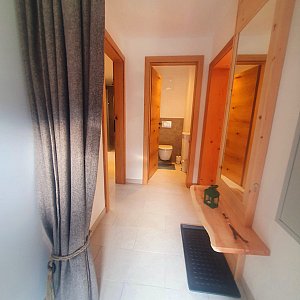 Ferienhaus in Obertauern - Flur mit sep. WC und Eingang zum neuen Nassbereich