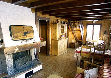 Ferienhaus in Le Grand Bornand - Der Wohnraum mit offenem Kamin