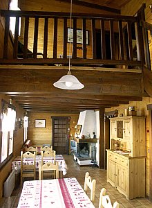 Ferienhaus in Le Grand Bornand - Wohnraum mit Galerie