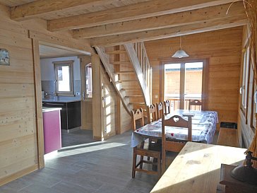 Ferienhaus in Le Grand Bornand - Essbereich mit Durchgang zur Küche