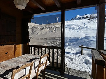 Ferienhaus in Le Grand Bornand - Blick von der Terrasse zu Skipisten und Liftanlage