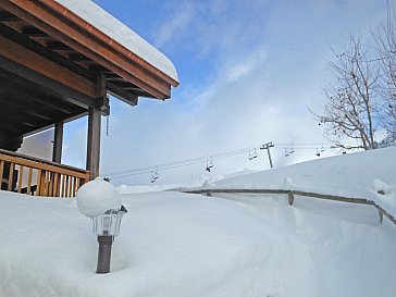 Ferienhaus in Le Grand Bornand - Das Haus mit Sessellift im Hintergrund