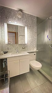 Ferienwohnung in Ascona - Badzimmer mit begehbarer Dusche