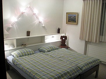 Ferienwohnung in Klosters - Schlafzimmer Doppelbett