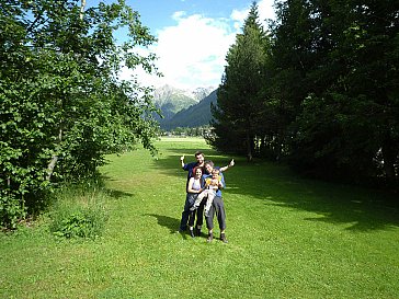 Ferienwohnung in Klosters - Spielwiese neben dem Haus