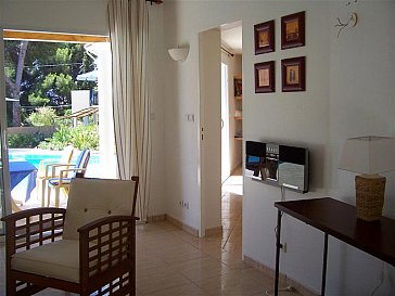 Ferienhaus in Sète - Der Wohnraum vor der Terrasse und dem Pool