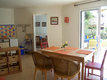 Ferienhaus in Sète - Esstisch mit Blick zur Terrasse