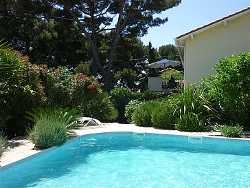Ferienhaus in Sète - Blick in den Garten mit Pool