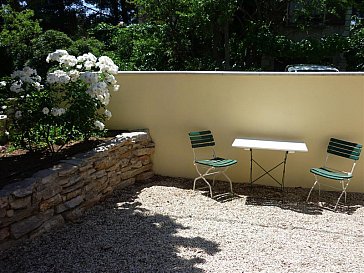 Ferienhaus in Sète - Im Garten findet man überall schattige Plätzchen