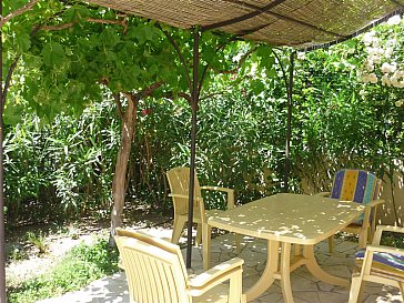 Ferienhaus in Sète - Terrasse mit schattenspendender Pergola