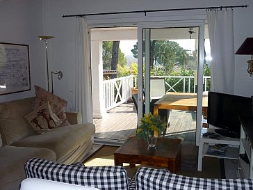 Ferienhaus in Gassin - Blick vom Wohnraum auf die Terrasse