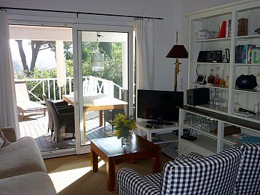 Ferienhaus in Gassin - Blick vom Wohnraum auf die Terrasse