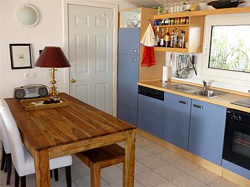 Ferienhaus in Gassin - Die Küche mit Esstisch